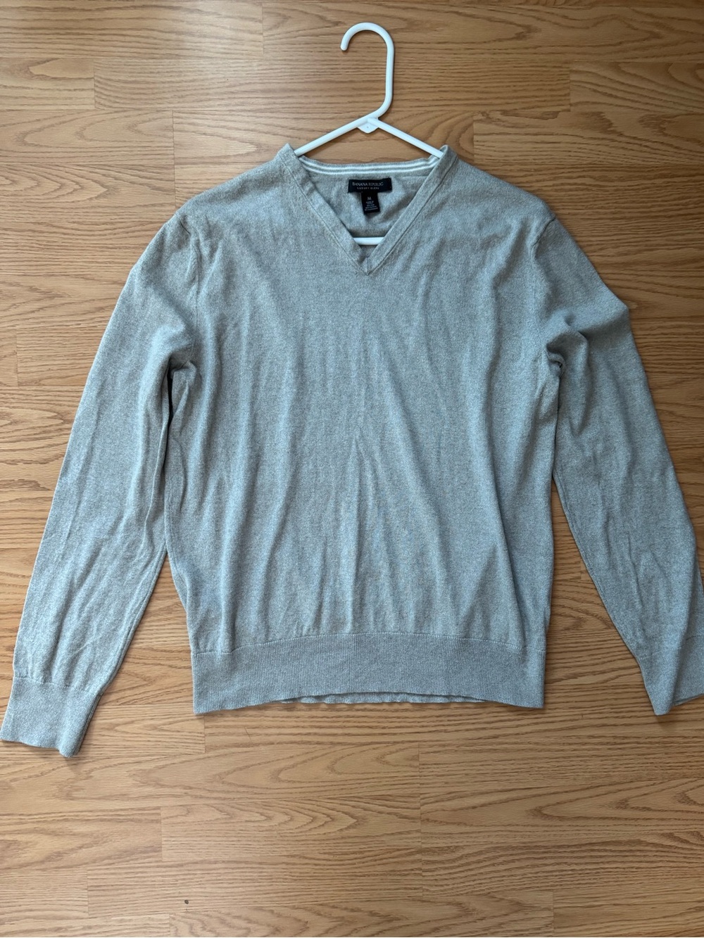 Banana Republic Women’s Light Tan V-Neck Sweater M